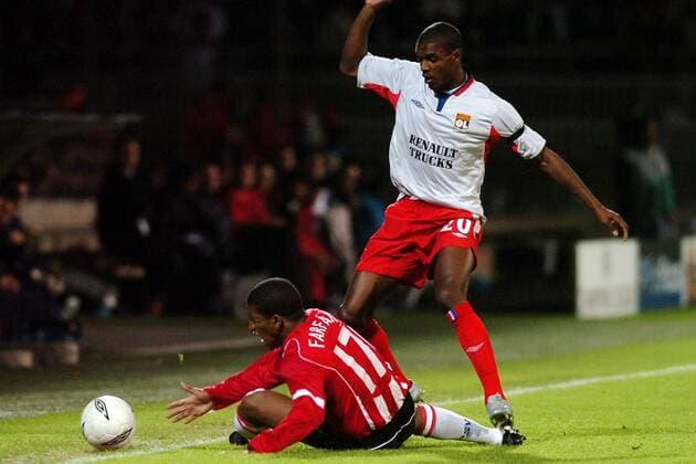 Eric Abidal (re., Lyon) gegen Jefferson Farfan (Eindhoven) Fußball EC 1 Herren Champions League 2004 2005, Viertelfinale, Olympique Lyonnais - PSV Eindhoven 1:1, OL, Gruppe Lyon
