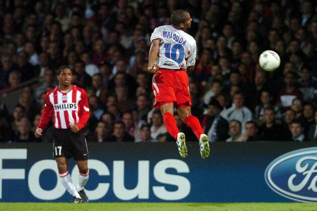 Florent Malouda (Lyon) - Kopfball, li. Jefferson Farfan (Eindhoven) Fußball EC 1 Herren Champions League 2004 2005, Viertelfinale, Olympique Lyonnais - PSV Eindhoven 1:1, OL, Totale Lyon Dynamik, Höhe,