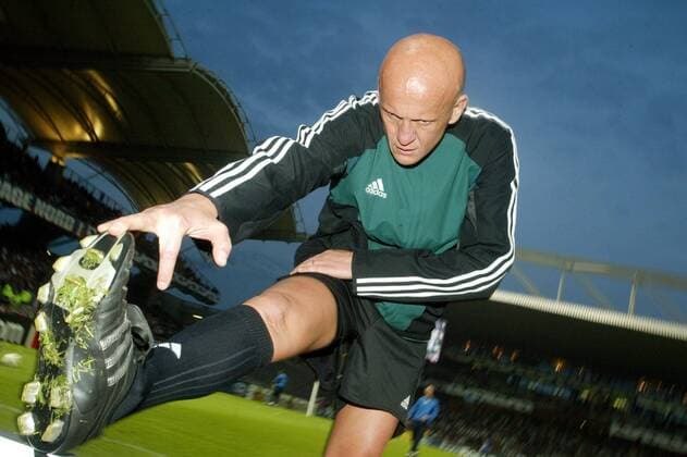 Schiedsrichter Pierluigi Collina (Italien) erwärmt sich mit Dehnungsübungen Fußball EC 1 Herren Champions League 2004 2005, Viertelfinale Einzelbild pan8859 Lyon  