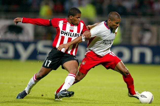 Florent Malouda (Lyon, re.) gegen Jefferson Farfan (Eindhoven) Fußball EC 1 Herren Champions League 2004 2005, Viertelfinale, Olympique Lyonnais - PSV Eindhoven 1:1, OL Gruppe pan8861 Lyon Dynamik,  