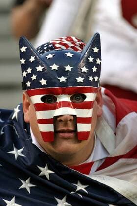 Stars and Stripes: ein US amerikanischer Fan mit einer Maske in den Nationalfarben und eingehüllt in eine Landesfahne - (Icon9187650) Fußball Länderspiel Herren Weltmeisterschaftsqualifikation 2005, Qualifikation, Länderspiel, Nationalmannschaft, Nationalteam Porträt Birmingham Alabama EDITORIAL USE ONLY