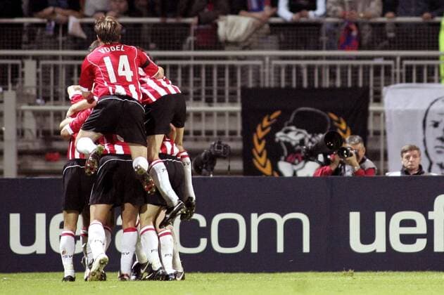 Torjubel Eindhoven vor einer Werbebande der UEFA Fußball EC 1 Herren Champions League 2004 2005, Viertelfinale, PSV Eindhoven Gruppe pan8859 Lyon Freude,  