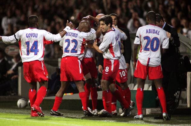 Torjubel Lyon - u.a. Juninho (2.v.re.) Fußball EC 1 Herren Champions League 2004 2005, Viertelfinale, Olympique Lyonnais, OL Gruppe pan8859 Lyon Freude,  