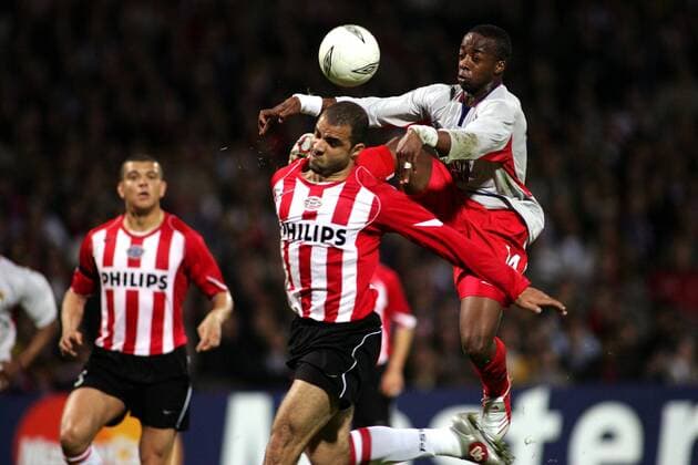 Alex (Eindhoven, li.) gegen Sidney Govou (Lyon) Fußball EC 1 Herren Champions League 2004 2005, Viertelfinale, Olympique Lyonnais - PSV Eindhoven 1:1, OL Gruppe pan8859 Lyon Dynamik,  