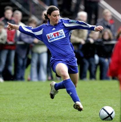 Birgit Prinz (FFC Frankfurt) zieht ab Fußball 1. BL Damen DFB Pokal 2004 2005, Pokalspiel, Halbfinale, Frauen, Frauenfußball, 1. FFC Frankfurt Einzelbild Freiburg Dynamik
