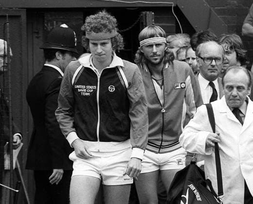 Die beiden Finalisten John McEnroe (li., USA) und Björn Borg (Schweden) betreten den Platz Tennis Herren All England Championships 1981, Grand Slam, Finale, Endspiel, Vneg, Vsw Gruppe Wimbledon London