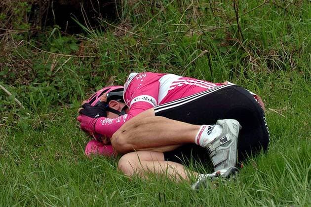 Andreas Klier (Deutschland T Mobile) liegt nach seinem Sturz zusammengekauert am Straßenrand -  Radsport Herren Gent - Wevelgem 2005, ProTour, Straßenradsport, Straße, Rad, Vdig Einzelbild Graben