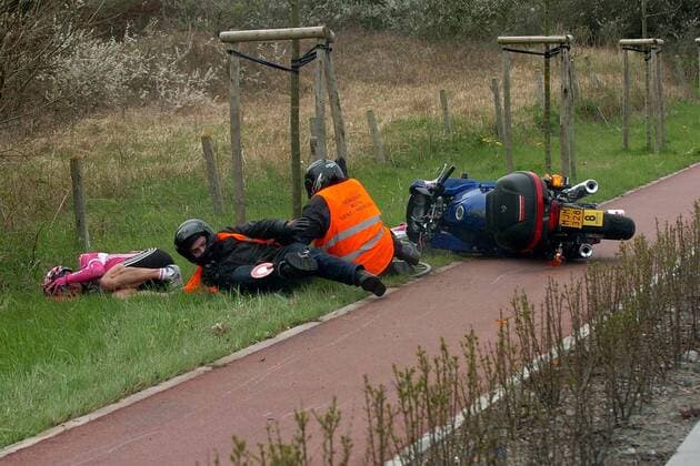 Andreas Klier (Deutschland T Mobile) liegt nach dem Crash mit dem Begleitmotorrad am Straßenrand, ebenso wie die Fahrer des Motorrades -  Radsport Herren Gent - Wevelgem 2005, ProTour, Straßenradsport, Straße, Rad, Vdig Totale
