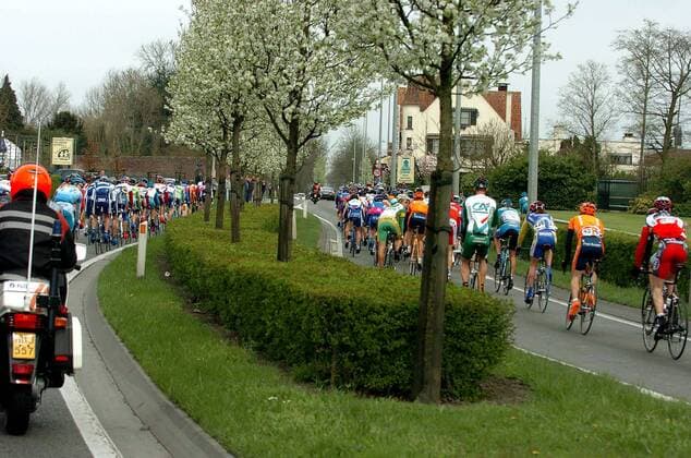 Das Fahrerfeld in einer kleinen Ortschaft -  Radsport Herren Gent - Wevelgem 2005, ProTour, Straßenradsport, Straße, Rad, Vdig Totale