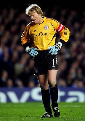 Torwart Oliver Kahn (Bayern) schimpft unzufrieden vor sich hin Fußball EC 1 Herren Champions League 2004 2005, Viertelfinale, FC Bayern München, Einzelbild London Enttäuschung,