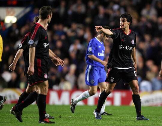 Michael Ballack (re.) beschwert sich bei Frings (li., beide Bayern) Fußball EC 1 Herren Champions League 2004 2005, Viertelfinale, FC Bayern München, Gruppe London Enttäuschung, Wut,