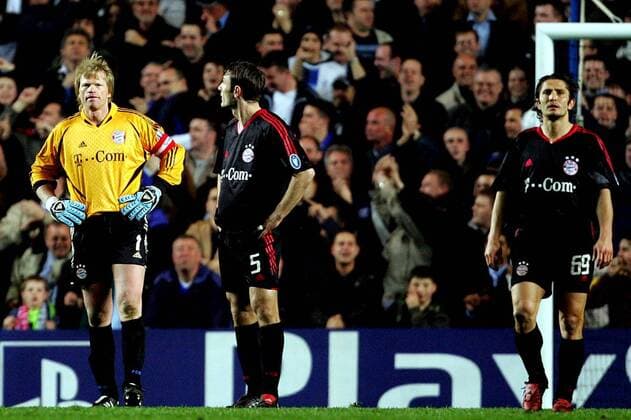 Fassungslosigkeit bei den Bayern v.li.: Torwart Oliver Kahn, Robert Kovac und Bixente Lizarazu Fußball EC 1 Herren Champions League 2004 2005, Viertelfinale, FC Bayern München, Gruppe London Enttäuschung,