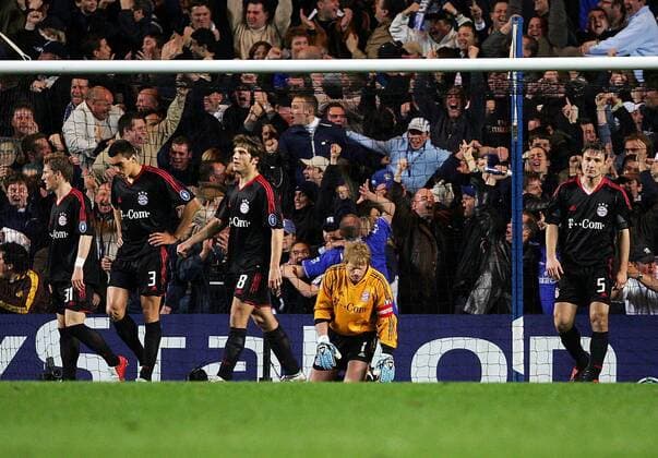 Fassungslosigkeit bei den Bayern v.li.: Bastian Schweinsteiger, Lucio, Torsten Frings, Torwart Oliver Kahn und Robert Kovac - die Chelsea Fans jubeln derweil ausgelassen Fußball EC 1 Herren Champions League 2004 2005, Viertelfinale, Chelsea FC London - FC Bayern München 4:2, Totale London Enttäuschung,