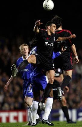 Lucio (Mitte) und Hargreaves (re., beide Bayern) gegen Drogba (Chelsea) Fußball EC 1 Herren Champions League 2004 2005, Viertelfinale, Chelsea FC London - FC Bayern München 4:2, Gruppe London Dynamik, Kampf,