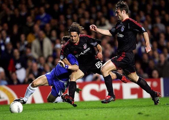 Bixente Lizarazu (Bayern, Mitte) ringt Joe Cole (Chelsea) nieder, re. Robert Kovac (Bayern) Fußball EC 1 Herren Champions League 2004 2005, Viertelfinale, Chelsea FC London - FC Bayern München 4:2, Gruppe London Dynamik, Kampf,