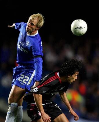 Eidur Gudjohnsen (li., Chelsea) gegen Michael Ballack (Bayern) Fußball EC 1 Herren Champions League 2004 2005, Viertelfinale, Chelsea FC London - FC Bayern München 4:2, Gruppe London Dynamik,