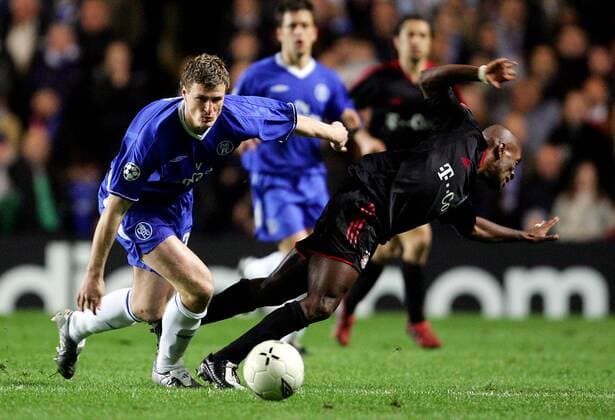 Robert Huth (li., Chelsea) bringt Ze Roberto (Bayern) zu Fall Fußball EC 1 Herren Champions League 2004 2005, Viertelfinale, Chelsea FC London - FC Bayern München 4:2, Gruppe London Dynamik,