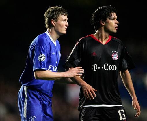 Robert Huth (li., Chelsea) bewacht Michael Ballack (Bayern) während des Eckballs Fußball EC 1 Herren Champions League 2004 2005, Viertelfinale, Chelsea FC London - FC Bayern München 4:2, Gruppe London