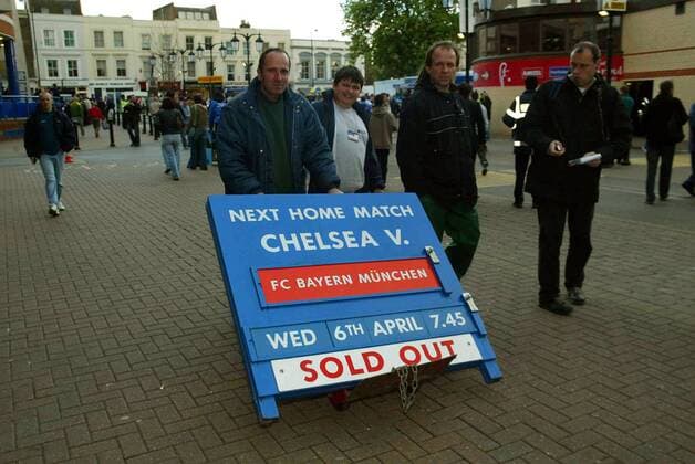 Sold out: Das Spiel Chelsea gegen Bayern ist ausverkauft - das Schild wird in den Straßen von London abtransportiert -  Fußball EC 1 Herren Champions League 2004 2005, Chelsea FC London - FC Bayern München 4:2, Vdig Gruppe London