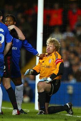Torwart Oliver Kahn (Bayern) versucht sich gegen den Widerstand von Didier Drogba (Chelsea) zu erheben -  Fußball EC 1 Herren Champions League 2004 2005, Chelsea FC London - FC Bayern München 4:2, Vdig Gruppe London