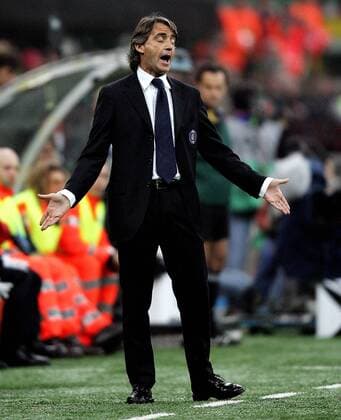 Trainer Roberto Mancini (Inter) unzufrieden -  Fußball EC 1 Herren Champions League 2004 2005, FC Internazionale Mailand, Serie A, 1. Italienische Liga Einzelbild Mailand