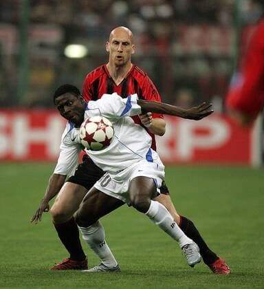 Obafemi Martins (Inter, vorn) gegen Jaap Stam (Milan) Fußball EC 1 Herren Champions League 2004 2005, AC Mailand - Internazionale FC Mailand 2:0, Vdig Gruppe Mailand Dynamik,
