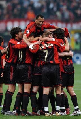 Torjubel Milan v.li.: Kaka, Crespo, Cafu, Shevchenko, Maldini Fußball EC 1 Herren Champions League 2004 2005, Viertelfinale, AC Mailand, Gruppe Mailand Freude, Begeisterung,