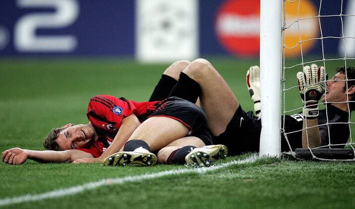 Andriy Shevchenko (Milan) und Torwart Francesco Toldo (Inter) am Boden - doch im Stadtderby ist nicht viel Zeit für Gemütlichkeit Fußball EC 1 Herren Champions League 2004 2005, AC Mailand - Internazionale FC Mailand 2:0, Vdig Gruppe Mailand