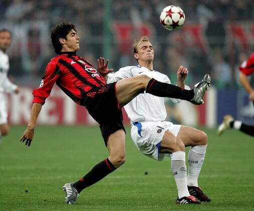Kaka (Milan, li.) gegen Esteban Cambiasso (Inter) Fußball EC 1 Herren Champions League 2004 2005, AC Mailand - FC Internazionale Mailand 2:0, Viertelfinale, Hinspiel Gruppe Derby, Lokalderby, Ortsderby, Stadtderby Mailand Dynamik,