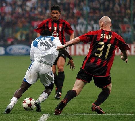 Jaap Stam (re., Milan) hält Obafemi Martins (Inter) am Trikot fest Fußball EC 1 Herren Champions League 2004 2005, Viertelfinale, AC Mailand - Internazionale FC Mailand 2:0, Gruppe Mailand Dynamik, Kampf,