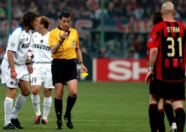 Schiedsrichter Alain Sars (Frankreich) winkt Stam (Milan) zu sich heran, um ihm die Gelbe Karte zu zeigen, Christian Vieri (Inter) verfolgt ungläubig das Geschehen Fußball EC 1 Herren Champions League 2004 2005, Viertelfinale, AC Mailand - Internazionale FC Mailand 2:0, Gruppe Mailand