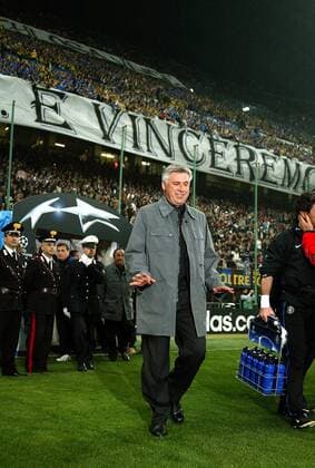 Chi osa vince e vinceremo - Wer wagt gewinnt und wird weiter siegen, Trainer Carlo Ancelotti (Milan) kann über die Selbstsicherheit der Inter Fans nur schmunzeln Fußball EC 1 Herren Champions League 2004 2005, Viertelfinale, AC Mailand - FC Internazionale Mailand 2:0 Einzelbild Mailand