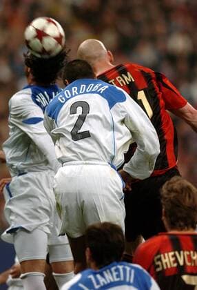 Jaap Stam (re., Milan) gegen Ivan Cordoba (Mitte) und Mihajlovic (beide Inter) Fußball EC 1 Herren Champions League 2004 2005, Viertelfinale, AC Mailand - Internazionale FC Mailand 2:0, Gruppe Mailand Dynamik,
