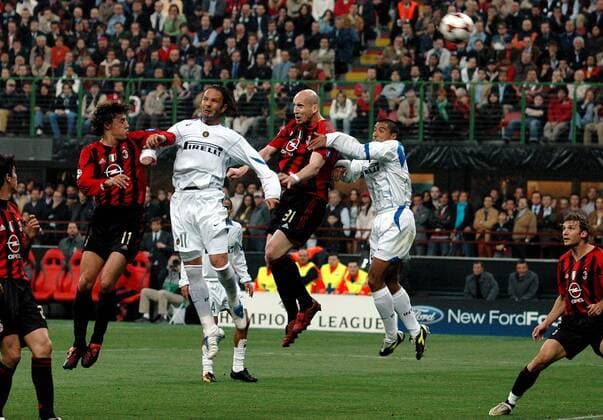 Jaap Stam (3.v.re., Milan) setzt sich gegen Ivan Cordoba (2.v.re.) und Sinisa Mihajlovic (beide Inter) durch und besorgt per Kopfball das 1:0, v.li.: Kaka, Hernan Crespo und Andriy Shevchenko (alle Milan) Fußball EC 1 Herren Champions League 2004 2005, AC Mailand - FC Internazionale Mailand 2:0, Viertelfinale, Hinspiel, Gruppe Mailand Dynamik, Höhe,
