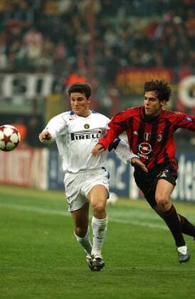 Javier Zanetti (li., Inter) gegen Kaka (Milan) Fußball EC 1 Herren Champions League 2004 2005, AC Mailand - FC Internazionale Mailand 2:0, Viertelfinale, Hinspiel, Gruppe Mailand Dynamik,