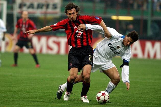 Andrea Pirlo (li., Milan) gegen Javier Zanetti (Inter) Fußball EC 1 Herren Champions League 2004 2005, AC Mailand - FC Internazionale Mailand 2:0, Viertelfinale, Hinspiel, Gruppe Mailand Dynamik,