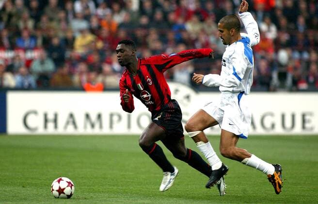 Clarence Seedorf (Milan, li.) gegen Juan Sebastian Veron (Inter) Fußball EC 1 Herren Champions League 2004 2005, Viertelfinale, AC Mailand - FC Internazionale Mailand 2:0 Gruppe Mailand Dynamik,