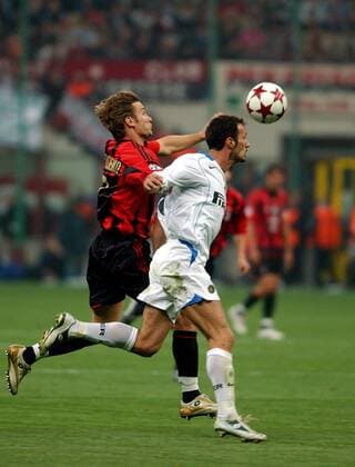 Andriy Shevchenko (li., Milan) gegen Giuseppe Favalli (Inter) Fußball EC 1 Herren Champions League 2004 2005, AC Mailand - FC Internazionale Mailand 2:0, Viertelfinale, Hinspiel, Gruppe Mailand Dynamik,