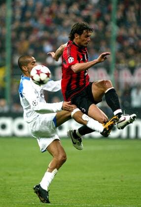 Paolo Maldini (Milan, re.) gegen Juan Sebastian Veron (Inter) Fußball EC 1 Herren Champions League 2004 2005, Viertelfinale, AC Mailand - FC Internazionale Mailand 2:0 Gruppe Mailand Dynamik, Kampf,