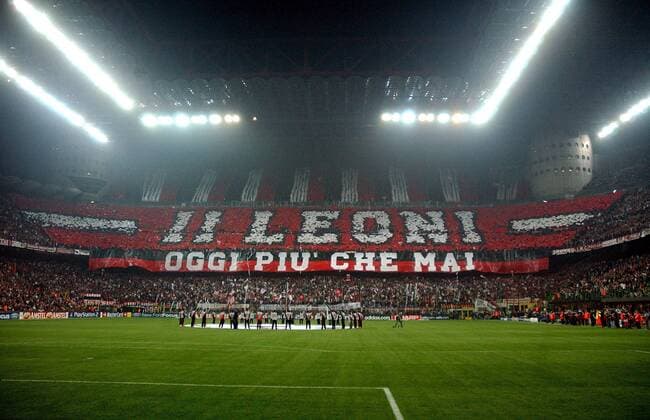 Fanchoreographie in der Fankurve der Milan Anhänger mit dem Schriftzug IL LEONI OGGI PIU CHE MAI - Seid Löwen - besser heute als niemals Fußball EC 1 Herren Champions League 2004 2005, Viertelfinale, AC Mailand Totale Giuseppe Meazza Stadion, San Siro Mailand