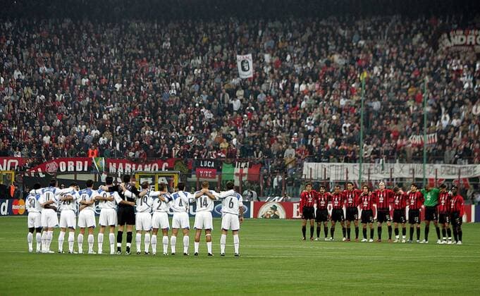 Die beiden Teams aus Mailand stehen sich bei einer Schweigeminute für den verstorbenen Papst gegenüber Fußball EC 1 Herren Champions League 2004 2005, AC Mailand - FC Internazionale Mailand 2:0, Viertelfinale, Hinspiel, Totale Derby, Lokalderby, Ortsderby, Stadtderby, Mailand Kameradschaft