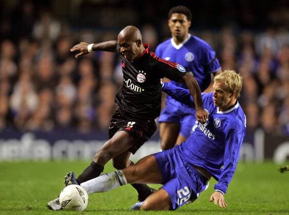 Ze Roberto (Bayern, li.) gegen Eidur Gudjohnsen (Chelsea) Fußball EC 1 Herren Champions League 2004 2005, Viertelfinale, FC Chelsea London - FC Bayern München 4:2, Vdig Gruppe London Dynamik, Kampf,