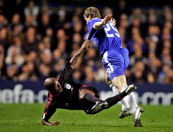Ze Roberto (Bayern, li.) kommt gegen Robert Huth (Chelsea) zu Fall Fußball EC 1 Herren Champions League 2004 2005, Viertelfinale, FC Chelsea London - FC Bayern München 4:2, Vdig Gruppe London Dynamik, Kampf,