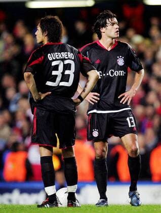 Michael Ballack (re.) und Jose Paolo Guerrero (beide Bayern) fassungslos nach dem 4:1-Rückstand Fußball EC 1 Herren Champions League 2004 2005, Viertelfinale, FC Bayern München, Vdig, Gruppe London Enttäuschung, Nachdenklichkeit,