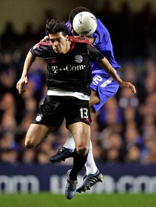 Michael Ballack (Bayern, li.) gegen Glen Johnson (Chelsea) Fußball EC 1 Herren Champions League 2004 2005, Viertelfinale, FC Chelsea London - FC Bayern München 4:2, Vdig Gruppe London Dynamik, Kampf,