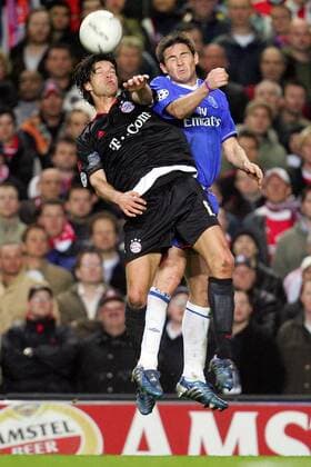 Michael Ballack (Bayern, li.) am Ball vor Frank Lampard (Chelsea) Fußball EC 1 Herren Champions League 2004 2005, Viertelfinale, Chelsea FC London - FC Bayern München 4:2, Vdig, Gruppe London Dynamik, Höhe, Kampf,