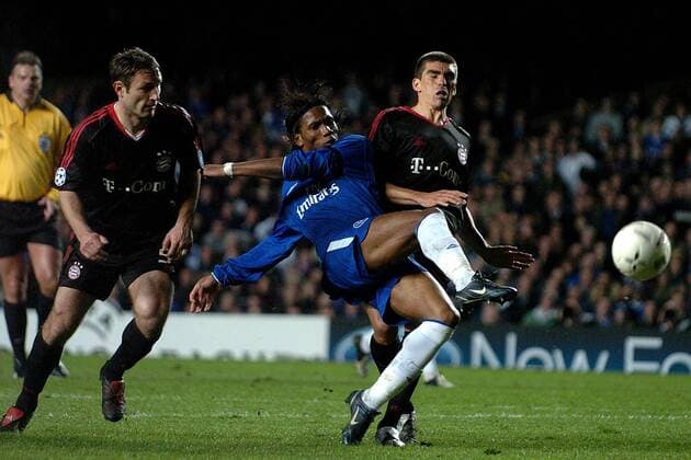 Didier Drogba (Chelsea, Mitte) gegen Robert Kovac (li.) und Lucio (beide Bayern) Fußball EC 1 Herren Champions League 2004 2005, Chelsea FC London - FC Bayern München 4:2, Viertelfinale, Vdig Gruppe London Dynamik,