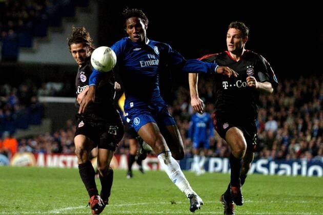 Didier Drogba (Chelsea, Mitte) gegen Bixente Lizarazu (li.) und Robert Kovac (beide Bayern) Fußball EC 1 Herren Champions League 2004 2005, Chelsea FC London - FC Bayern München 4:2, Viertelfinale, Vdig Gruppe London Dynamik,