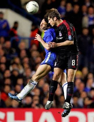 Torsten Frings (Bayern, re.) attackiert Frank Lampard (Chelsea) im Luftkampf Fußball EC 1 Herren Champions League 2004 2005, Viertelfinale, Chelsea FC London - FC Bayern München 4:2, Vdig, Gruppe London Dynamik, Höhe,