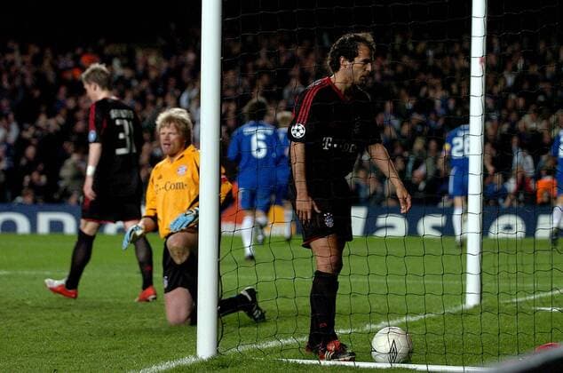 Mehmet Scholl holt den Ball aus dem Tor, Torwart Kahn (beide Bayern) will nicht schon wieder hinter sich greifen Fußball EC 1 Herren Champions League 2004 2005, FC Bayern München, Viertelfinale, Vdig Gruppe London Enttäuschung,